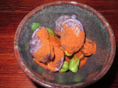 Pur&eacute; de Favas, Chips de Batata-Roxa, Ovo Curado