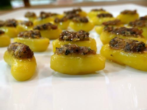 Batatinha recheada com chispe e orelha, lascas de parmes&atilde;o e coentros
