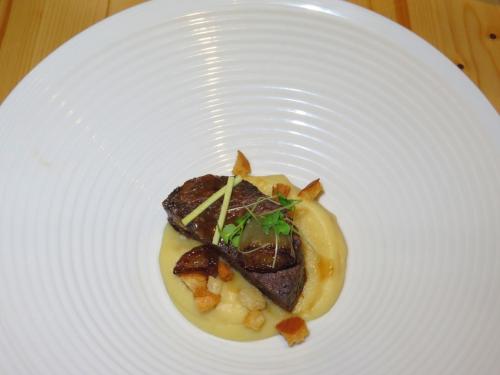 Rabo de Boi com puré de cherovia e chalotas Rabo de Boi com puré de cherovia e chalotas