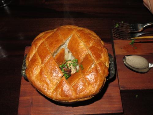 Depois, coloca-se o foie gras, coberto de cebolinho
