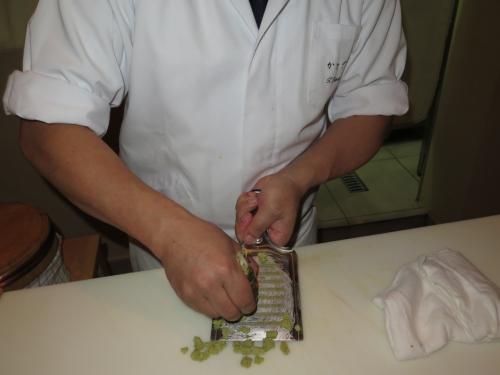 Tomoaki Kanazawa e a raiz da planta Wasabia Japonica