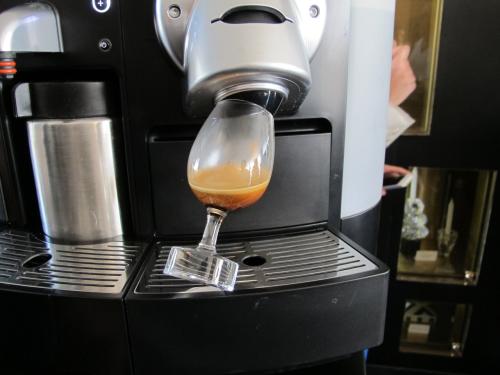 Se bebemos vinho em copos, por que &eacute; que bebemos caf&eacute; em ch&aacute;venas?
