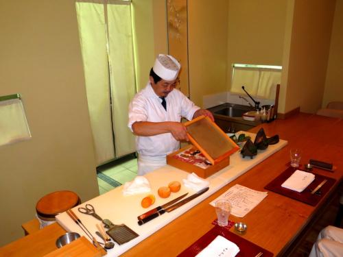 Tomoaki e o balcão de 8 lugares do KANAZAWA Tomoaki e o balcão de 8 lugares do KANAZAWA