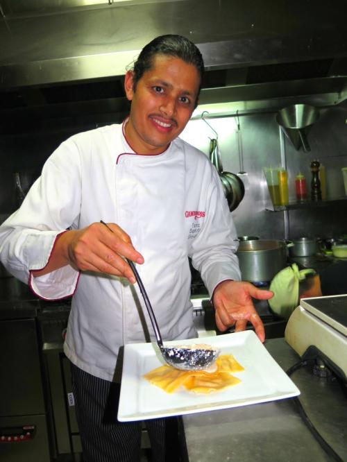 Tanka Sapkota na cozinha do COME PRIMA