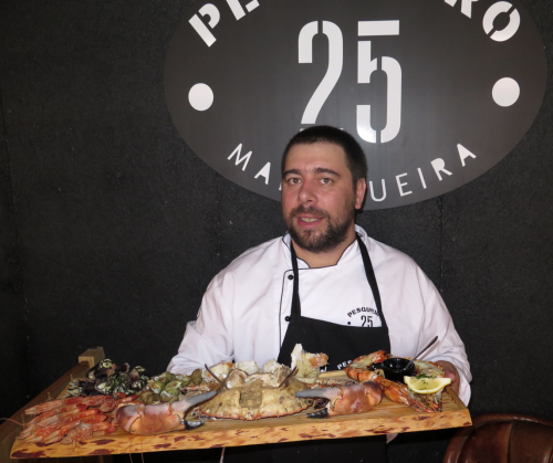 João Diogo Mendes e a famosa tábua de marisco do PESQUEIRO 25… que também está incluída no brunch João Diogo Mendes e a famosa tábua de marisco do PESQUEIRO 25… que também está incluída no brunch