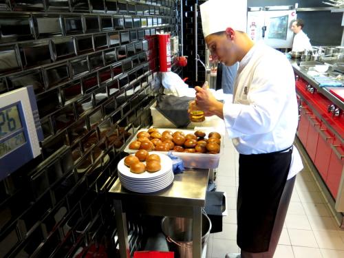 Giacomo Troisi pincelando o P&atilde;o de Caf&eacute; com &oacute;leo de avel&atilde;