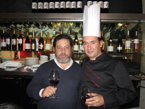 Tom&aacute;s Caldeira Cabral (respons&aacute;vel pela sele&ccedil;&atilde;o de vinhos do jantar) & Xavier Charrier