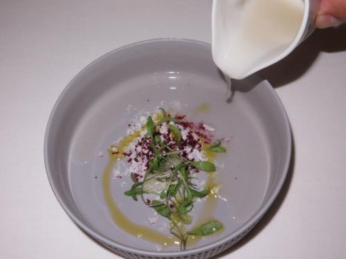 Ostra, neve de cereja do Fundão e coco, salada de aipo e água de ostra Ostra, neve de cereja do Fundão e coco, salada de aipo e água de ostra