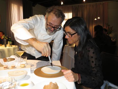 Massimo Bottura na sala da OSTERIA FRANCESCANA