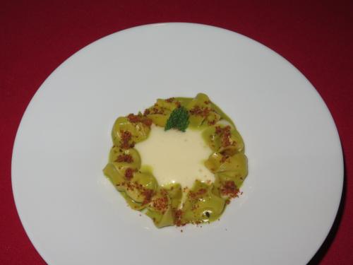 Burrata tortellini com pesto de pist&aacute;cio sobre espuma de batata fumada e fragmentos mediterr&acirc;nicos