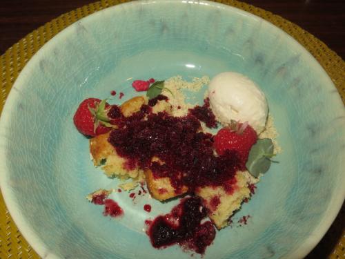 O SANGUE DA LAMPREIA, com beterraba, gelado de panna cotta, bolo de limão e framboesas O SANGUE DA LAMPREIA, com beterraba, gelado de panna cotta, bolo de limão e framboesas