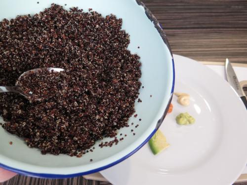 Quinoa preta e &lsquo;Tiradito de Salm&atilde;o&rsquo;