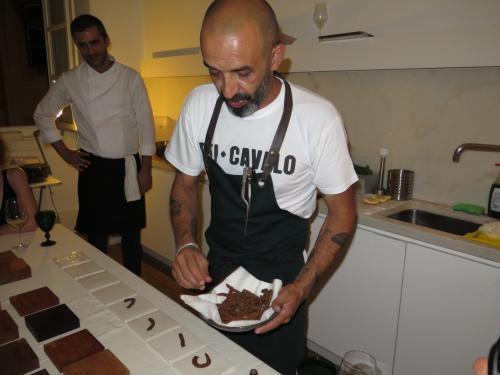 Hugo Brito colocando os churros de petinga