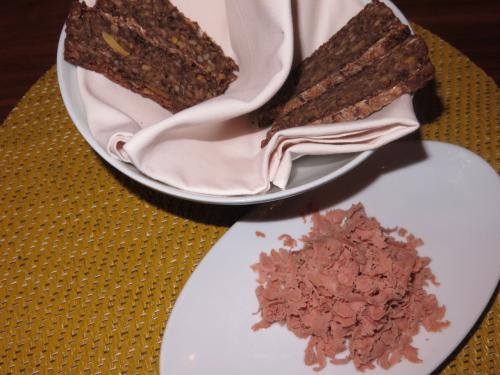 Couvert – Pão de tremoço, centeio e lúpulo. E foie gras de galinha Couvert – Pão de tremoço, centeio e lúpulo. E foie gras de galinha