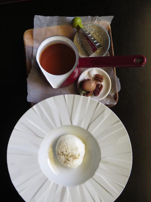 Burrata, Sopa de Pimento Grelhado e Tomate, Noz-pecã, Ovo Burrata, Sopa de Pimento Grelhado e Tomate, Noz-pecã, Ovo