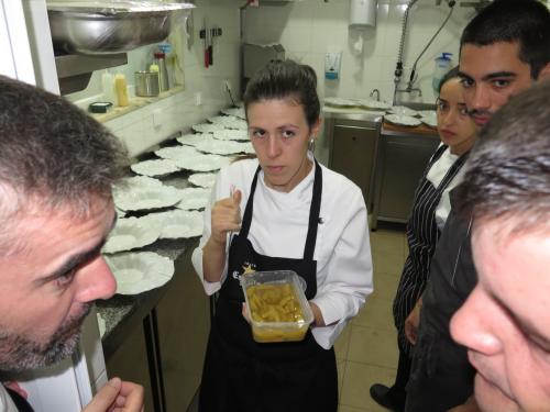 Nadia Carrasco dando a provar a Alexandre Silva e Jo&atilde;o Chambel a beringela