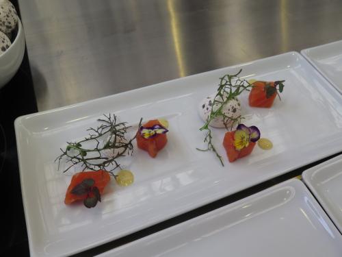Salm&atilde;o braseado, suspiros de lima e flores