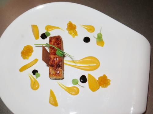 Terrina de Foie Gras e abóbora caramelizada, variação de pêssegos Terrina de Foie Gras e abóbora caramelizada, variação de pêssegos