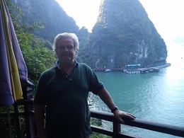 Vietname-Henrique à entrada das grutas na Baía d Vietname-Henrique à entrada das grutas na Baía d