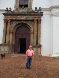 Henrique à porta da Sé de Goa.JPG Henrique à porta da Sé de Goa.JPG