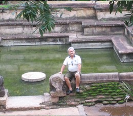 Henrique na piscina das mulheres em Anuradhapura, Henrique na piscina das mulheres em Anuradhapura,