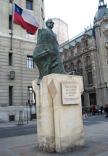 Estátua a Allende em Santiago do Chile.jpg Estátua a Allende em Santiago do Chile.jpg