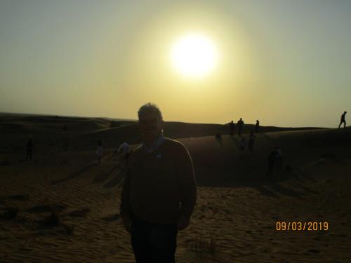 P&ocirc;r do Sol nas dunas do Dubai.JPG