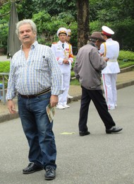 Henrique nos jardins de Han&oacute;i.jpg