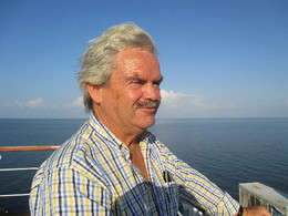 Henrique a navegar no lago Tonlé.JPG Henrique a navegar no lago Tonlé.JPG