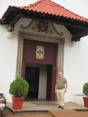Henrique &agrave; porta do Semin&aacute;rio de Rachol, Goa.JPG
