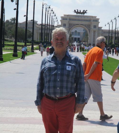 &Agrave; porta do pal&aacute;cio do Emir do Dubai.jpg