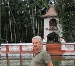 Henrique num templo ind&uacute; em Goa.jpg