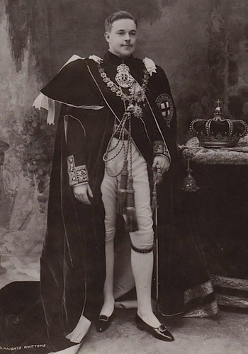 D. Manuel II usando as vestes da Ordem da Jarretei