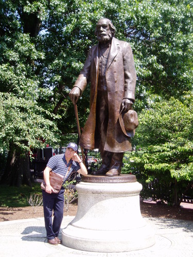 adriano junto a uma estátua adriano junto a uma estátua