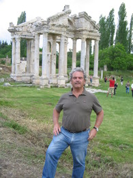 Tetrapylon - Afrodisias.JPG Tetrapylon - Afrodisias.JPG