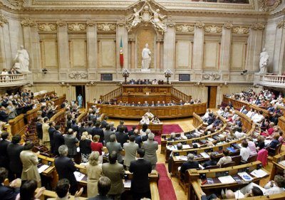 Deputados da AR ganham subsídios de férias e Natal em 2012 Deputados da AR ganham subsídios de férias e Natal em 2012