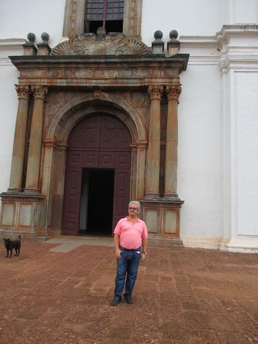 Henrique &agrave; porta da S&eacute; de Goa.JPG