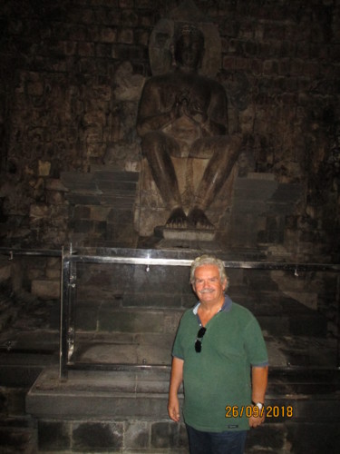 Java, Candi Mendut, Buda sentado.JPG Java, Candi Mendut, Buda sentado.JPG
