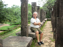 Henrique no parlamento de Anuradhapura, Sri Lanka. Henrique no parlamento de Anuradhapura, Sri Lanka.