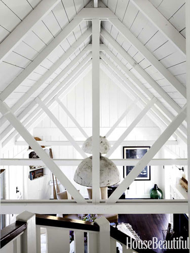 white-cottage-licing-room-cathedral-ceiling-0712-d