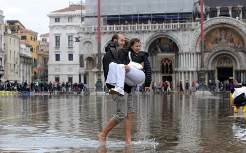 venice-flood-carry_2370134k.jpg