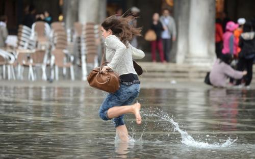 venice-flood-runni_2370126k.jpg