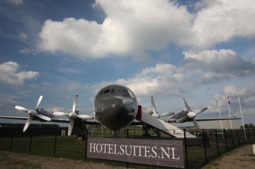 Airplane-Suite-02-850x566.jpg