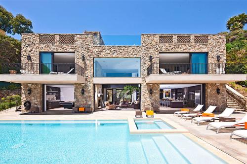 11-26-Million-House-for-Sale-on-Malibu-Beach.jpg