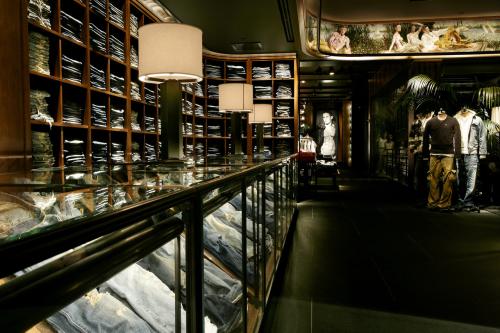 Abercrombie--Fitch-04.jpg