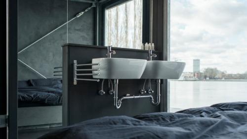 Boat-Homes-in-Berlin-25-850x478.jpg