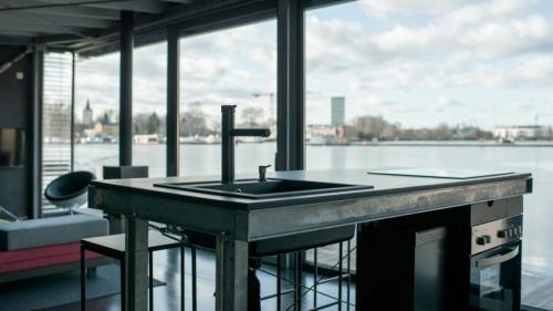 Boat-Homes-in-Berlin-21-850x478.jpg