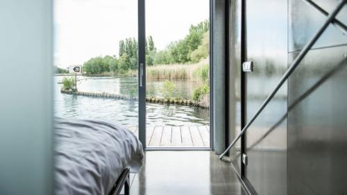 Boat-Homes-in-Berlin-22-850x478.jpg